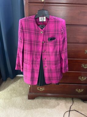 LeSuit petite size 8. 2 piece suit.  Very good condition.  Fushia and black